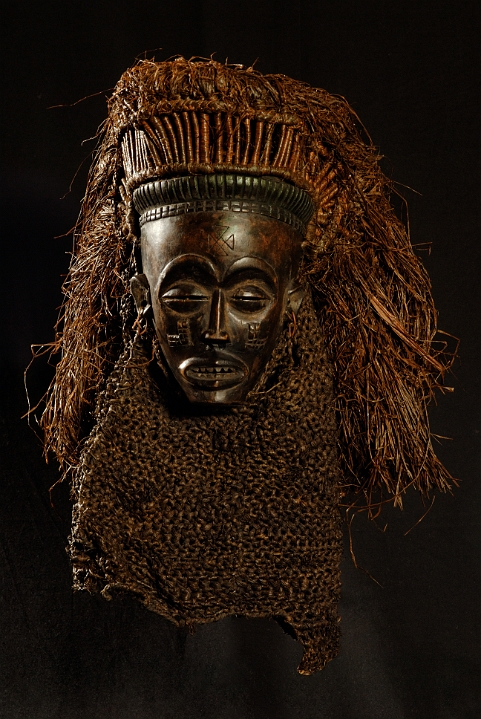 Masque pwo - Chokwe - Angola 185.jpg - Masque de danse "pwo" avec coiffe en raphia et collerette de fibres  - Chokwe - Angola 185
